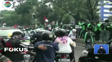 Tak hanya aksi sweeping ke sesama pengemudi, unjuk rasa ojek online hari ini juga menghambat laju kendaraan istri Wapres Mufidah Kalla, yang hendak menuju Istana.