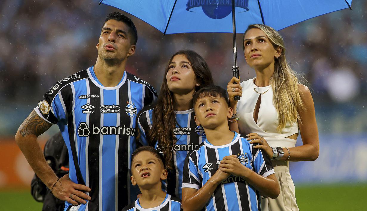 Sempat kembali ke kampung halaman dengan membela klub pertamanya, Nacional usai lepas dari Atletico Madrid, Luis Suarez kemudian bergabung dengan klub Brasil, Gremio selama semusim pada 2023. Ia sukses mencetak 29 gol bareng Gremio dari total 54 laga di semua kompetisi. (AFP/Silvio Avila)