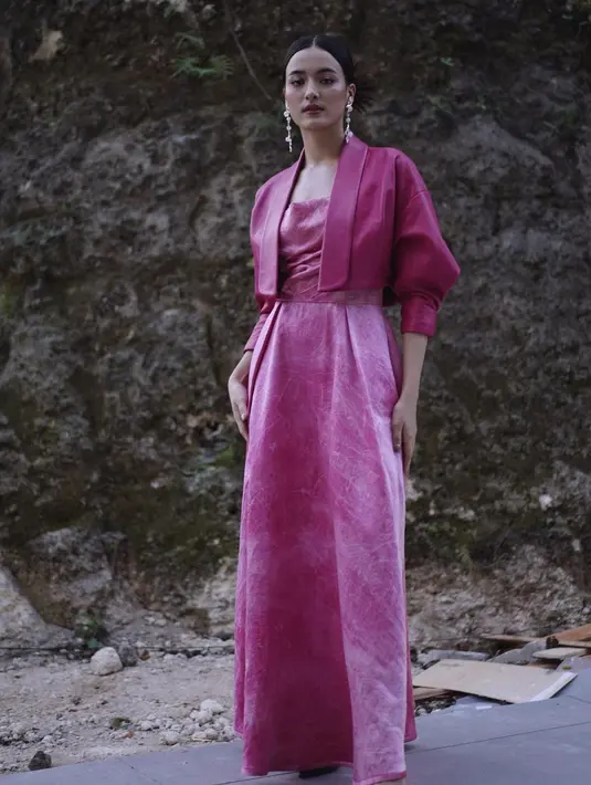 Dengan shade yang lebih muda, dress ini memiliki motif tekstur tipis dan rok ruffle yang elegan [@mawar_eva]