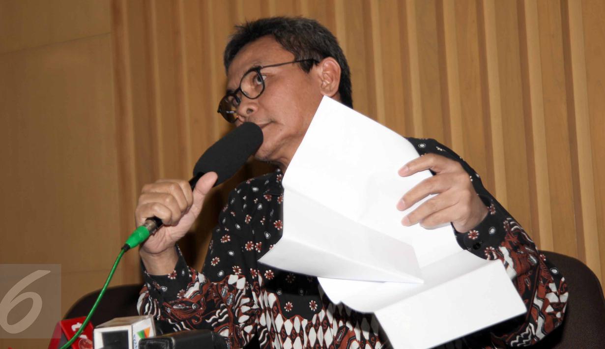 Plt Pimpinan KPK, Johan Budi menggelar konferensi pers terkait penetapan Bupati Morotai, Rusli Sibuea sebagai tersangka, Jakarta, Jumat (26/6/2015). Penetapan tersangka ini berdasarkan hasil pengembangan kasus Akil Mochtar. (Liputan6.com/Helmi Afandi) 