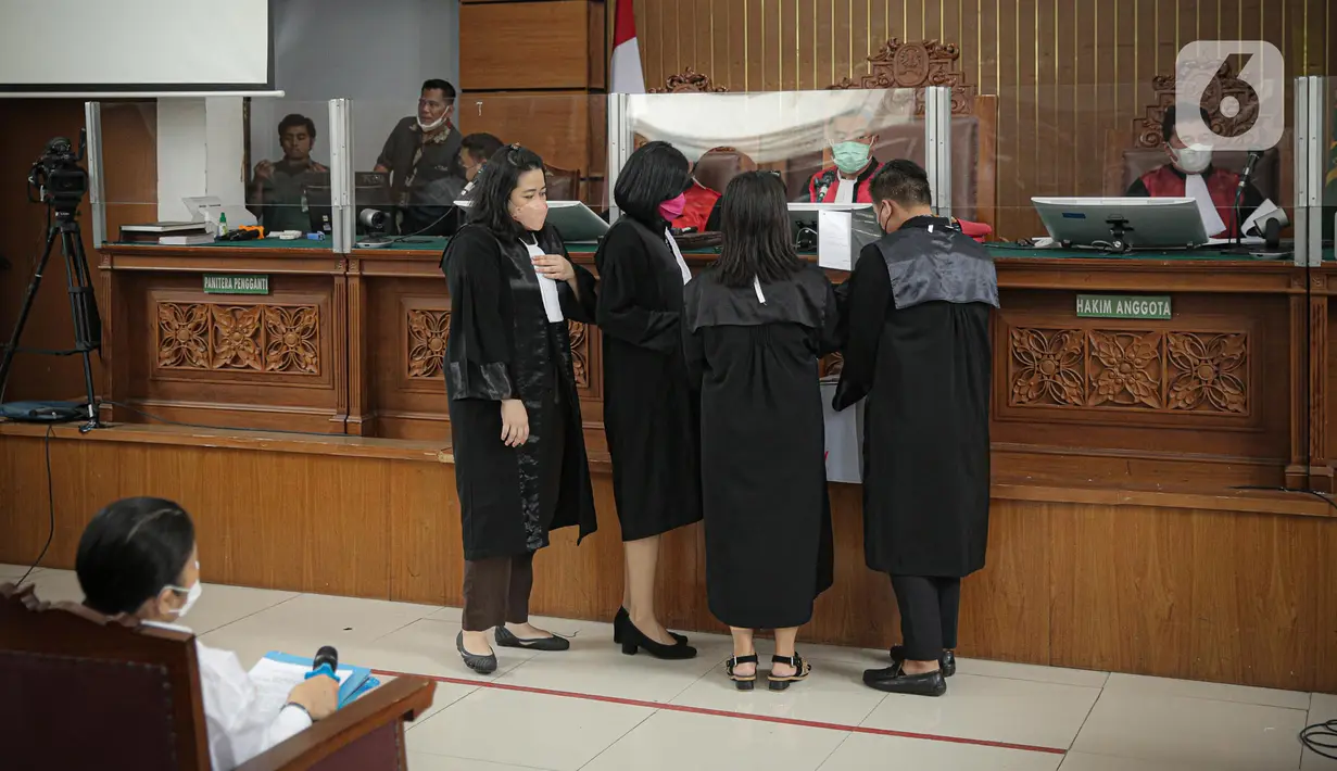 Terdakwa Putri Candrawathi saat menjalani sidang kasus pembunuhan berencana Yosua Hutabarat atau Brigadir J di Pengadilan Negeri Jakarta Selatan, Jakarta, Rabu (25/1/2023). Dalam perkara ini, Putri didakwa bersama empat orang lainnya, yaitu Ferdy Sambo, Kuat Ma'ruf, Bharada E, dan Bripka RR. (Liputan6.com/Faizal Fanani)