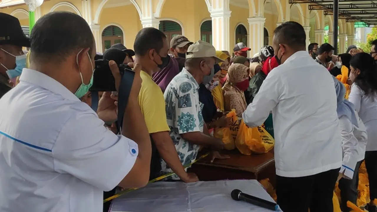 Pasar minyak goreng murah yang digelar PTPN V untuk membantu masyarakat memenuhi kebutuhan lebaran.