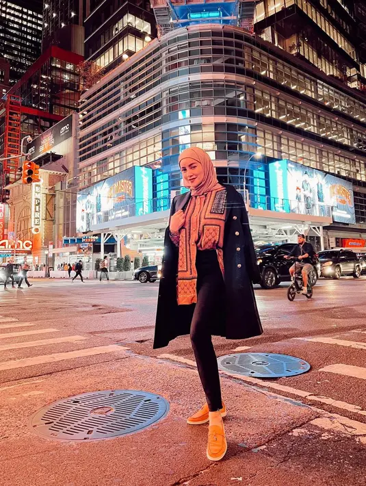 Outfit bernuansa Fall/Winter ini memadukan kemeja langan panjang dengan long coat dan skinny pants. Olla Ramlan tampil casual dengan loafers dan hijab berwarna senada. (instagram/ollaramlan)