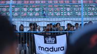 Para suporter setia menyambangi langsung penggawa Laskar Sape Kerrap di latihan terakhir yang berlangsung di Stadion Gelora Bangkalan, Madura, Kamis (23/5/2024) sore WIB. (Bola.com/Dok. Madura United)