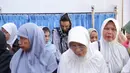 Sophie minta para wartawan menanyakan setelah proses pemakaman selesai. (Adrian Putra/Bintang.com)