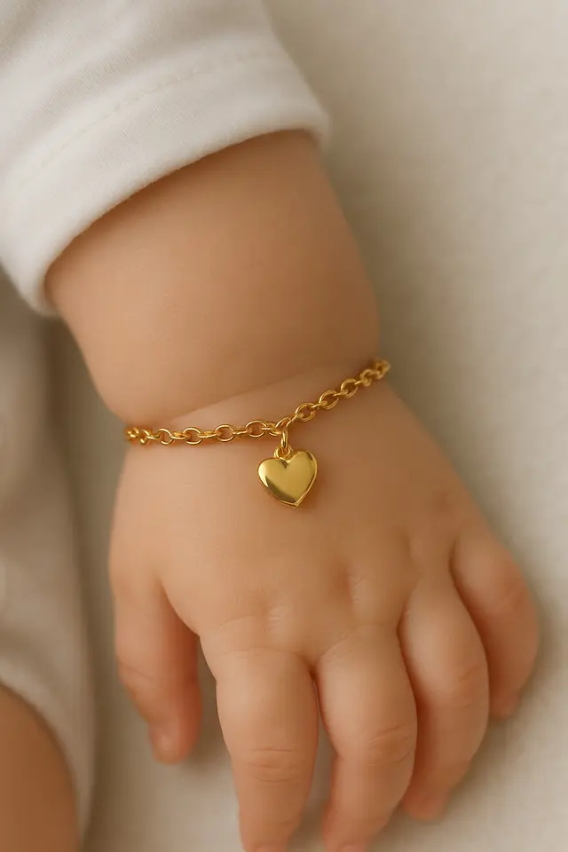4. Gelang Emas Bentuk Hati