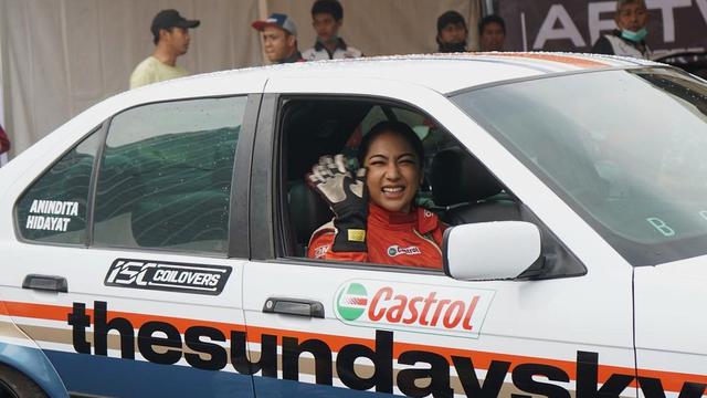 Jadi Impian Sejak Lama, Ini 7 Gaya Selebgram Anindita Hidayat Saat Ngedrift