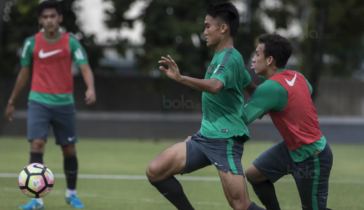 Bek Timnas Indonesia, Zalnando, berusaha mengontrol bola saat latihan di Lapangan ABC Senayan, Jakarta, Selasa (16/1/2018). Pemusatan latihan ini dilakukan jelang Asian Games 2018. (Bola.com/Vitalis Yogi Trisna)