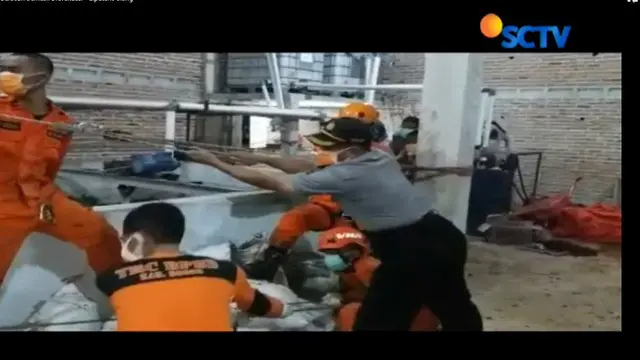 Tujuh pekerja terjebak dalam kolam limbah kimia pabrik pembuat kerangka telur. Korban diduga sulit bernafas karena menghirup gas beracun.