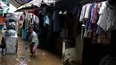Aktivitas warga Kampung Pulo, Jakarta Timur, yang sejak Kamis (13/11/2014) subuh, rumah mereka terendam banjir. (Liputan6.com/Johan Tallo)