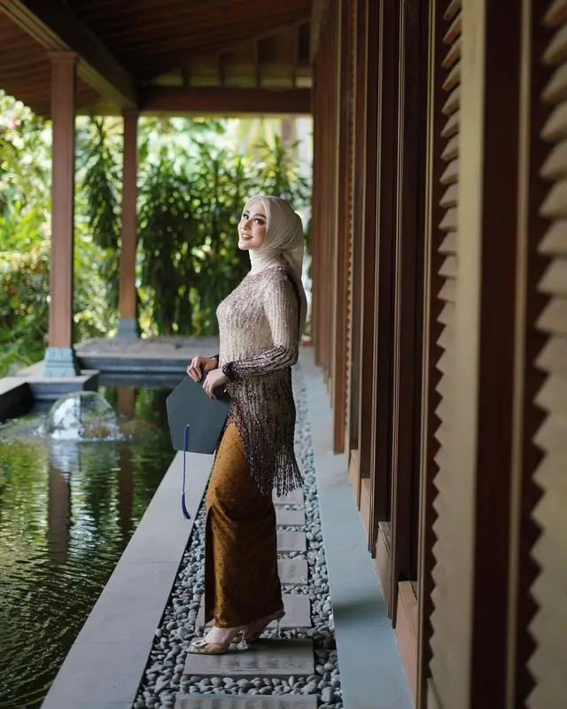 Resmi jadi Sarjana Hukum, 6 potret Margin Wieheerm berkebaya tampil memukau saat wisuda