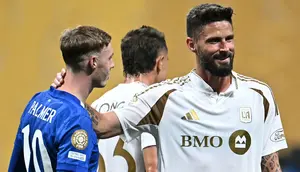 Pemain LAFC, Olivier Giroud (kanan) menyalami pemain Chlesea, Cole Palmer setelah pertandingan Grup D Piala Dunia Antarklub 2025 di Mercedes Benz Stadium, Atlanta, Amerika Serikat, Selasa (17/06/2025) WIB. (AFP/Paul Ellis)