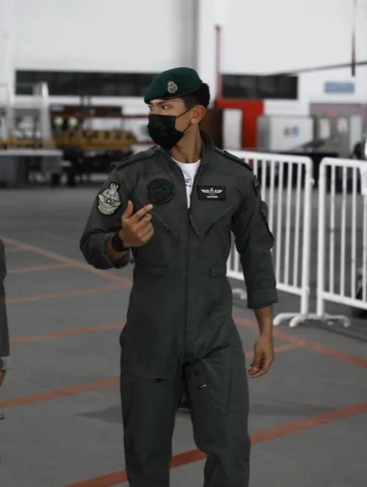 Tak hanya di darat, Pangeran Mateen juga terlihat sering melakukan latihan terbang. Terlihat di foto ini, Pangeran Mateen berseragam militer lengkap seorang penerbang, dengan topi dan masker. [Foto: Instagram/tmski]