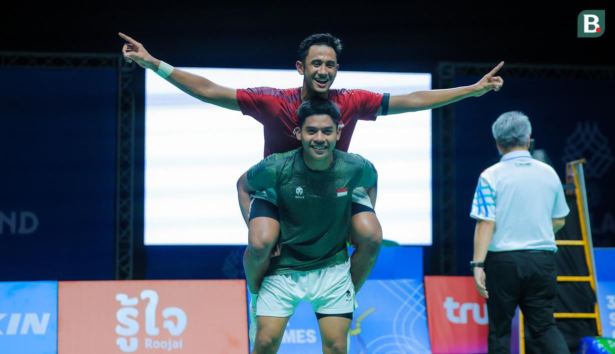 Moh. Zaki Ubaidillah menggendong Alwi Farhan setelah laga final nomor tunggal putra SEA Games 2025 di Thammasat University Rangsit Campus, Pathum Thani hari Minggu (14/12/2025). (Bola.com/Bagaskara Lazuardi)