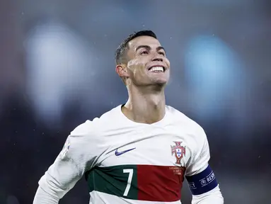 Pemain Portugal, Cristiano Ronaldo, melakukan selebrasi setelah mencetak gol ke gawang Luksemburg pada laga Kualifikasi Euro 2024 di Stade de Luxembourg, (26/3/2023). Pemain berusia 38 tahun ini telah mengoleksi empat gol. Masing-masing dua gol saat membantu timnas Portugal menang 4-0 atas Liechtenstein dan 6-0 atas Luksemburg. (AFP/Kenzo Tribouillard)