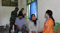 Kunjungan Istri Danrem 143 Halu Oleo Ny Vera Jennie A Siahaan ke keluarga almarhum Sersan Baso Hadang di Baubau.(Liputan6.com/Ahmad Akbar Fua)