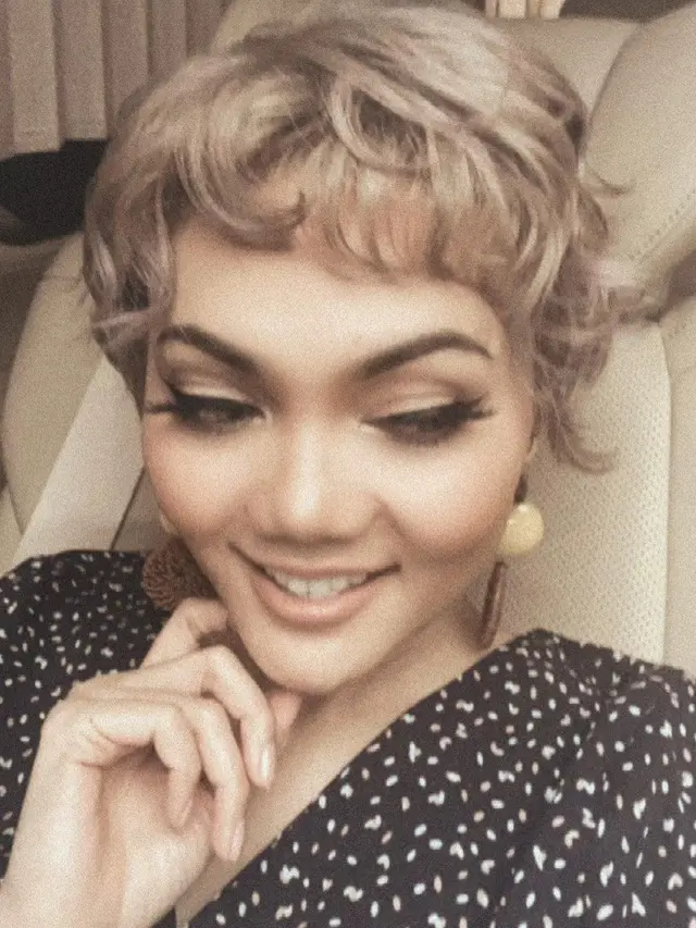 6 Potret Terbaru Rina Nose dengan Rambut Super Pendek, Bikin Pangling