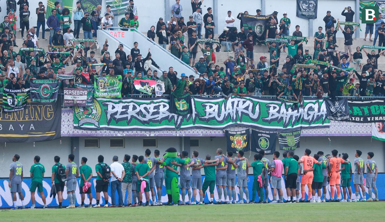 Para pemain Persebaya Surabaya merayakan kemenangan atas Persita Tangerang pada laga pekan ke-18 BRI Liga 1 2022/2023 di Stadion Indomilk Arena, Tangerang, Rabu (18/1/2023) sore WIB. Persebaya menang dengan skor 5-0. (Bola.com/M Iqbal Ichsan)