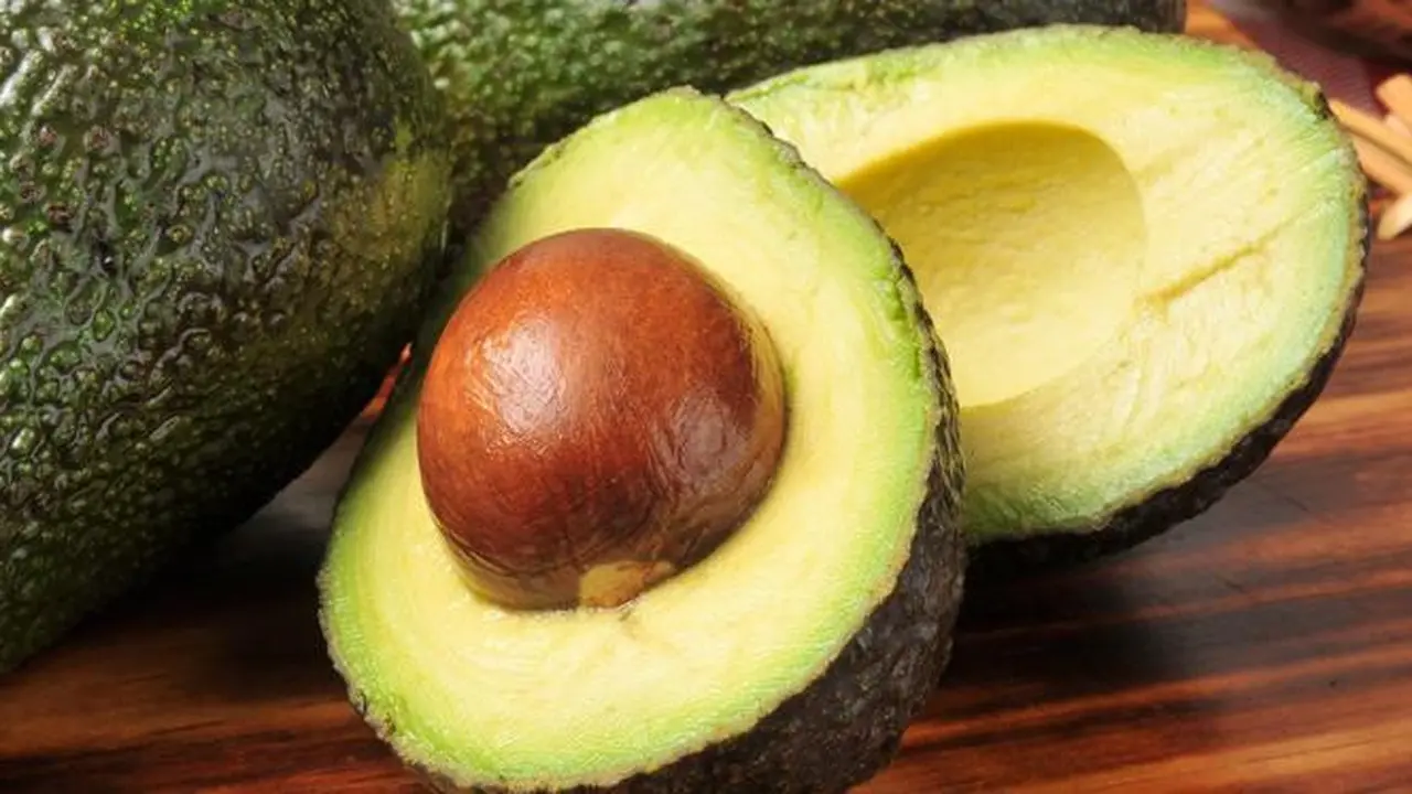 Cegah Alpukat Berubah Warna Jadi Kecokelatan dengan Trik Ini