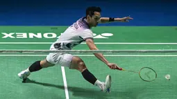 Jonatan Christie dikalahkan wakil Taiwan Lin Chun Yi di final India Open 2026 yang berlangsung di Indira Gandhi Sports Complex, New Delhi, India, Minggu (18/1/2026) sore WIB. Tampak dalam foto, tunggal putra Indonesia, Jonatan Christie memukul bola balasan saat pertandingan final tunggal putra melawan Lin Chun-yi (Taiwan) di turnamen bulu tangkis India Open 2026 di Indira Gandhi Indoor Stadium, New Delhi, Minggu (18/1/2026) sore WIB. (Sajjad HUSSAIN/AFP)