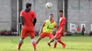 Sebagai pemain senior, Ismed Sofyan (tengah), membimbing pemain-pemain muda Persija saat berlatih di Lapangan National Youth Training Center, Sawangan, Depok, Rabu (17/2/2016). (Bola.com/Nicklas Hanoatubun)