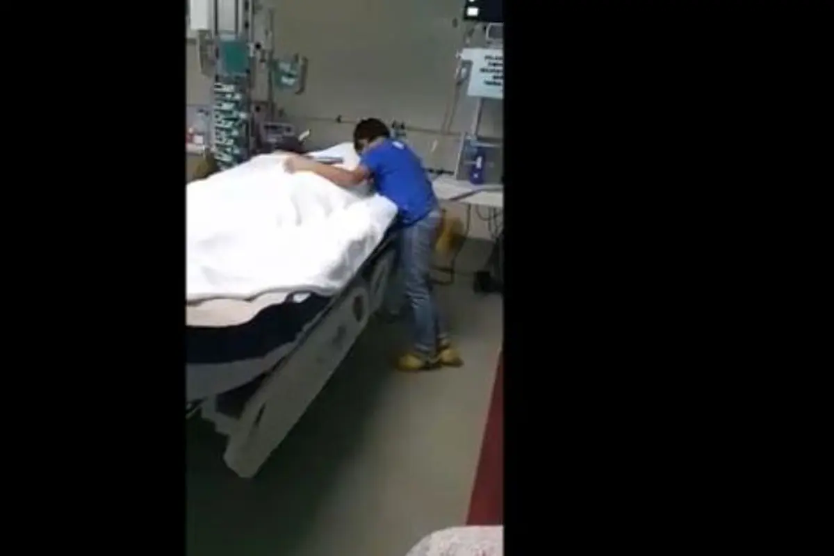 Ribuan orang menangis lihat video ini, anak kecil ini tak mau meninggalkan jenazah ibunya