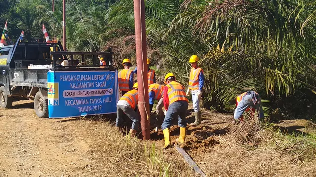 PT PLN (Persero) menyambung listrik gratis untuk 13.169 keluarga di Kalimantan Barat pada 2019.