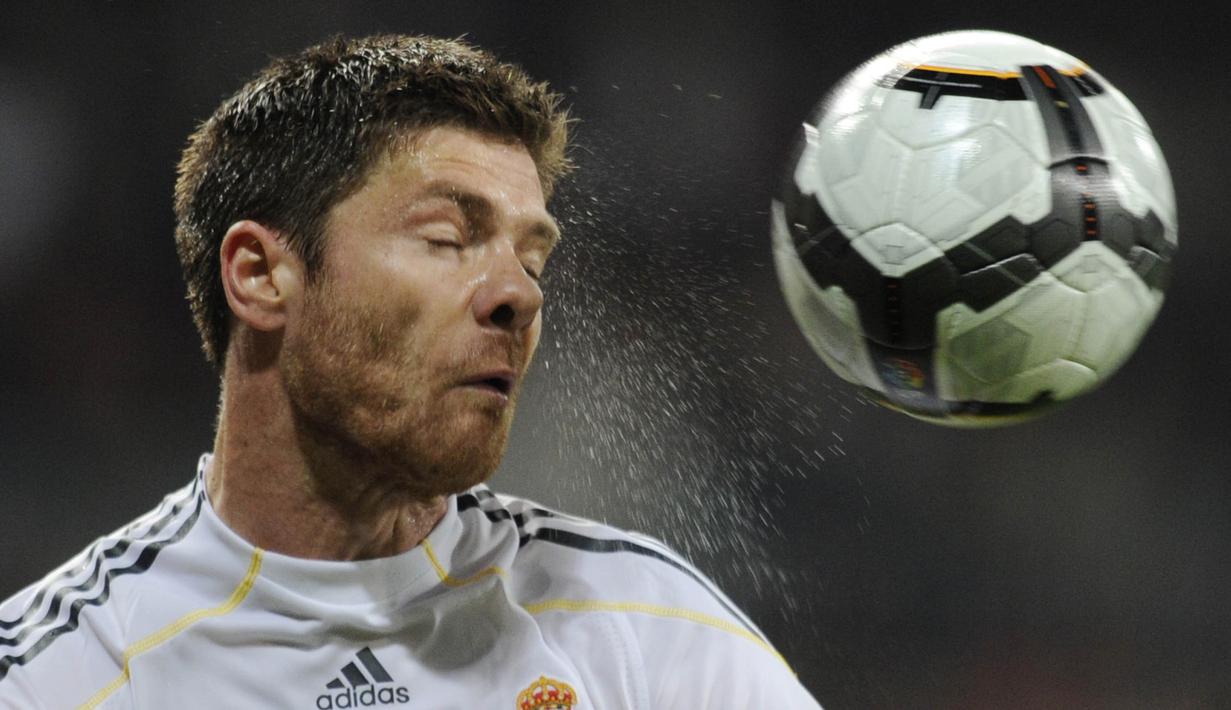 2. Xabi Alonso - Memulai karier di Real Sociedad dan mengakhiri perjalanannya bersama klub Jerman, Bayern Munchen. Xabi memenangi dua trofi Liga Champions, bersama Liverpool pada 2005 serta Real Madrid pada 2014. (AFP/Javier Soriano)