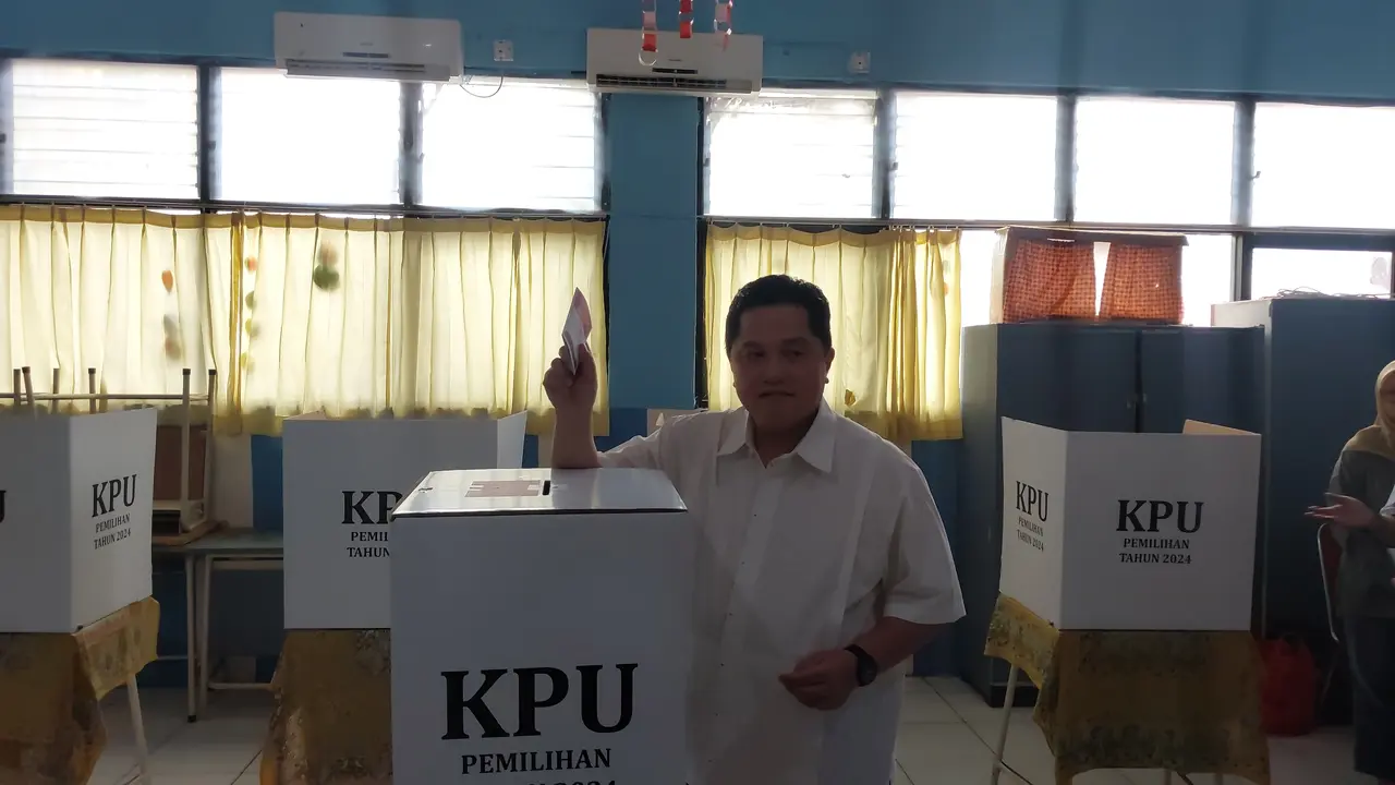 Menteri BUMN Erick Thohir menggunakan hak suaranya dalam helatan Pemilihan Kepala Daerah atau Pilkada DKI Jakarta, Rabu (27/11/2024). (Foto: Liputan6.com/Arief RH)