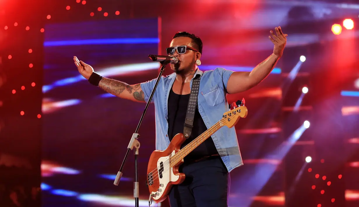 Meski berduka, grup band Endank Soekamti tampil luar biasa sebagai penampil utama untuk menghibur para pengunjung PRJ. Teriakan juga terdengar dari para penggemarnya yang biasa disebut Kamtis Family. (Adrian Putra/Bintang.com)