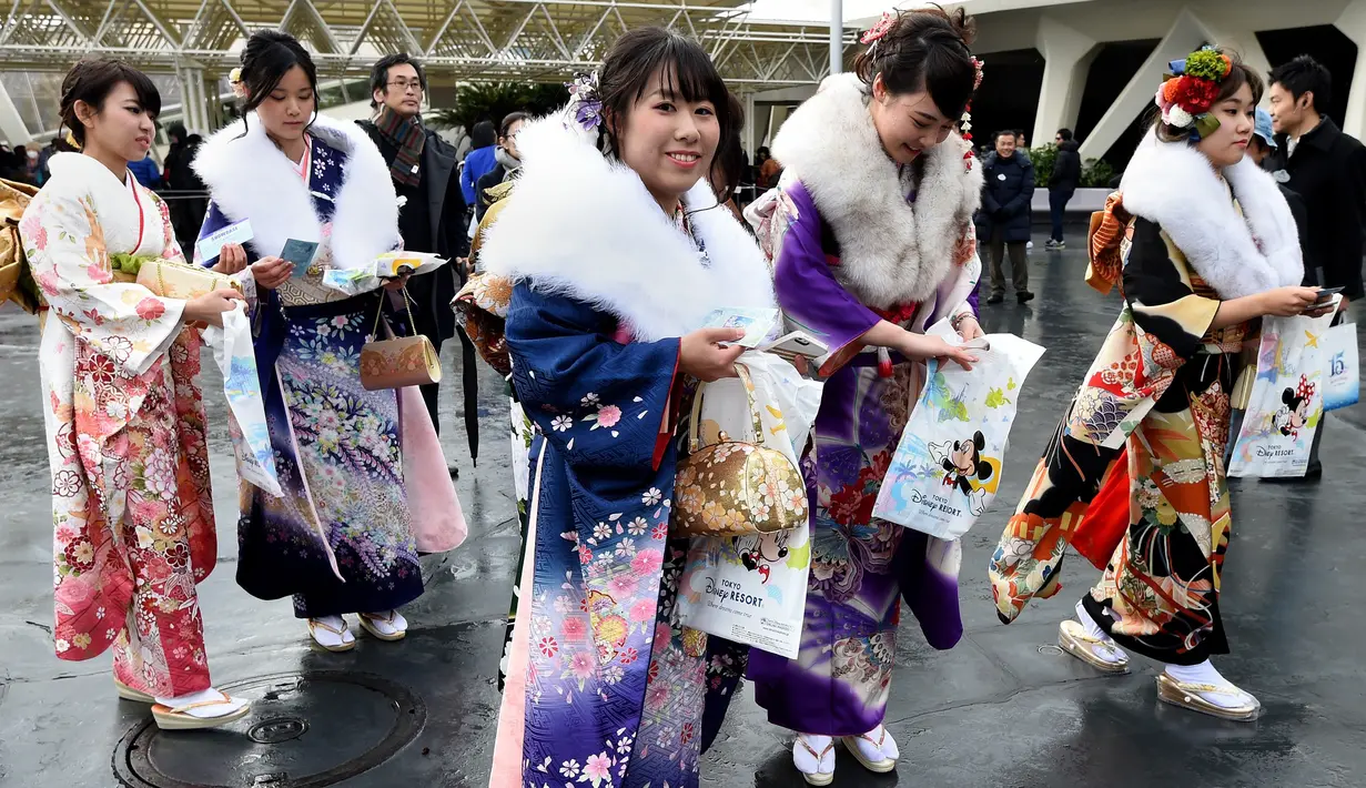 Sejumlah gadis Jepang berkumpul di salah satu taman hiburan merayakan Coming of Age Day, Senin (9/1).  Perayaan ini untuk menyambut datangnya kedewasaan bagi muda-mudi Jepang yang mulai menginjak usia 20 tahun. (AFP Photo/ TORU YAMANAKA)
