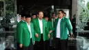 Djan Faridz (tengah) bersama pengurus PPP meninggalkan gedung usai menemui Menkumham Yasonna Laoly di Jakarta, Selasa (23/11). Djan Faridz melaporkan hasil putusan PTUN yang mengabulkan gugatan PPP kubu Djan Faridz. (Liputan6.com/Helmi Fithriansyah)