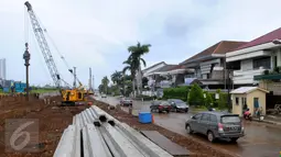 Sebuah alat berat bekerja menyelesaikan pembangunan jalan layang non tol di kawasan perumahan Pluit, Jakarta, Kamis (17/12). Warga Pluit menolak rencana pembangunan jalan layang non tol yang masuk ke pemukiman mereka. (Liputan6.com/Faisal R Syam)