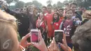 The Jakmania berfoto bersama pemain seusai sesi latihan di Lapangan Banteng, Jakarta, Selasa (11/4). Sesi latihan tersebut dimanfaatkan ratusan The Jakmania untuk sekadar berfoto dan menyapa para pemain. (Liputan6.com/Immanuel Antonius)