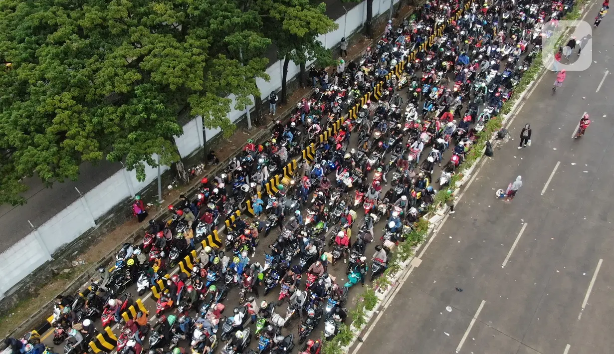 <p>Pantauan udara ribuan pemudik sepeda motor memadati pelabuhan Merak Banten, Sabtu (30/4/2022). H-2 Lebaran atau Puncak Arus Mudik, pelabuhan Merak diserbu ribuan pemudik motor. (Liputan6.com/Angga Yuniar)</p>