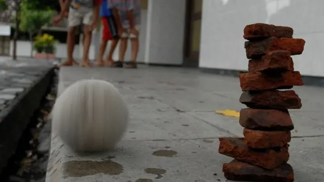 ilustrasi melmpar genteng/nusantaradulu.blogspot.com