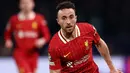 <p>Dalam laporan yang diterima, kendaraan yang ditumpangi Jota dan adiknya terbakar. Laporan tersebut sekaligus memastikan dua orang meninggal dunia dalam kecelakaan tersebut. Tampak dalam foto, gelandang Liverpool asal Portugal Diogo Jota mengontrol bola saat pertandingan sepak bola leg pertama babak 16 besar Liga Champions melawan Paris Saint-Germain di stadion Parc des Princes, Paris, 5 Maret 2025. (FRANCK FIFE/AFP)</p>