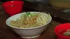 Gong Xi Fa Cai! Kali ini duo host The Klimis cicipi Mie Chino di pasar santaa