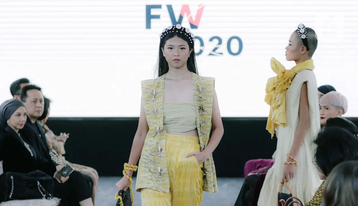 Model menampilkan rancangan busana saat Road to Indonesia Fashion Week 2020 di kawasan Hutan Kota GBK, Jakarta, Rabu (12/2/2020). Asosiasi Perancang dan Pengusaha Mode Indonesia (APPMI) akan menyelenggarakan Indonesia Fashion Week 2020 di Jakarta Convention Center (JCC). (Liputan6.com/Faizal Fanani)