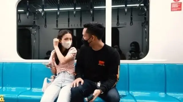 6 Potret Mesra Azriel Hermansyah dan Sarah Menzel, Temani Buka Puasa Meski Beda Agama