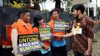 Sejumlah aktivis memparodikan peristiwa pertemuan anggota Pansus Hak Angket KPK dengan para narapidana kasus korupsi di depan Gedung KPK, Jakarta, Minggu (9/7). Mereka mengkritisi pertemuan tersebut. (Liputan6.com/Helmi Fithriansyah)