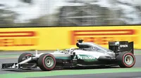 Pebalap Mercedes, Lewis Hamilton, menjalani kualifikasi GP Australia di Sirkuit Albert Park, Sabtu (19/3/2016). Pria Inggris berhak start terdepan berkat catatan waktu 1 menit 23,837 detik. (AFP/Peter Parks)