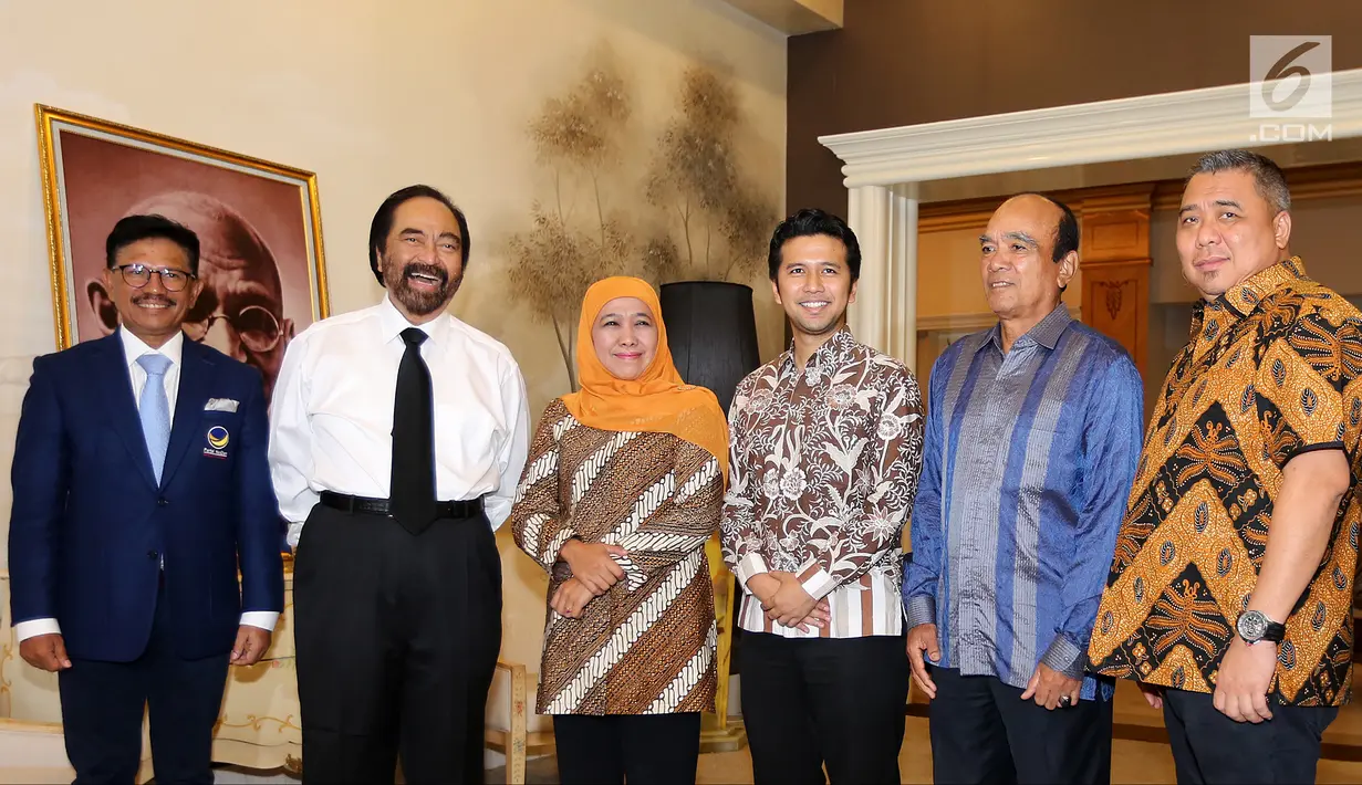 Pasangan Cagub dan Cawagub Terpilih Jawa Timur, Khofifah Indar Parawansa  dan Emil Lestianto Dardak foto bersama dengan Ketua Umum Partai NasDem, Surya Paloh dan jajaran pengurus di Kantor DPP Nasdem, Jakarta, Senin (9/7). (Liputan6.com/Fery Pradolo)