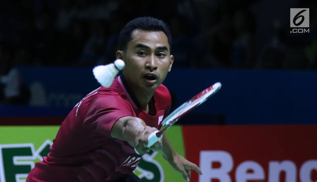 Tunggal putra Indonesia, Tommy Sugiarto mengembalikan kok saat melawan pebulu tangkis Jepang, Kento Momota pada 8 besar Indonesia Open 2018 di Istora GBK, Jakarta, Jumat (6/7). Tommy kalah11-21, 15-21. (Liputan6.com/Helmi Fithriansyah)