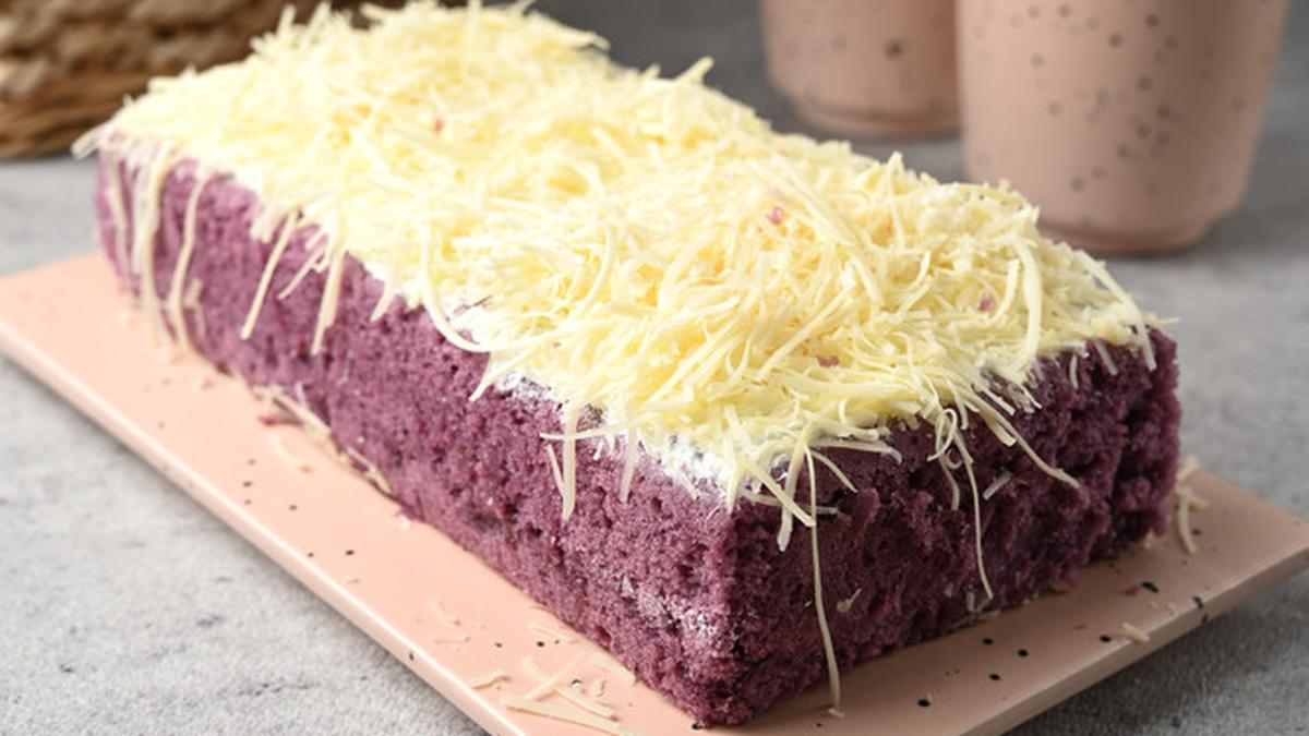 Bolu ubi panggang yang lembut dan harum, dibuat dari ubi manis alami dan dipanggang hingga keemasan untuk rasa yang menggugah selera