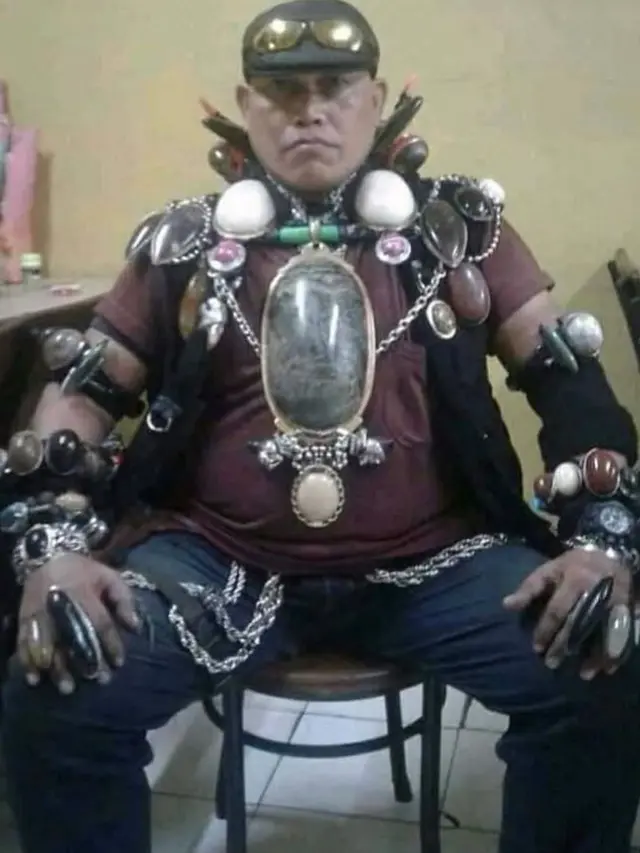 6 Kelakuan Kocak Orang Pakai Cincin Ini Bikin Geleng Kepala