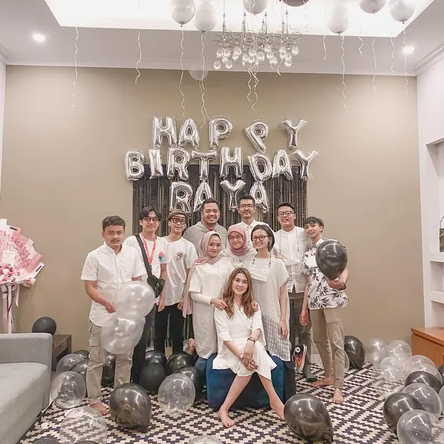 6 Potret Ulang Tahun Raya Kitty Ke-27, Dirayakan Bareng Keluarga dan Sahabat