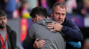 Pelatih Barcelona, Hansi Flick, memeluk pelatih Atletico Madrid, Diego Simeone, dalam laga leg kedua semifinal Copa del Rey 2024/2025 di Metropolitano, Kamis (03/04/2025) dini hari WIB. (AP Photo/Manu Fernandez)