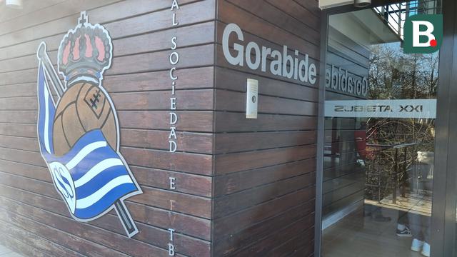 Pintu masuk ke gedung di Zubieta