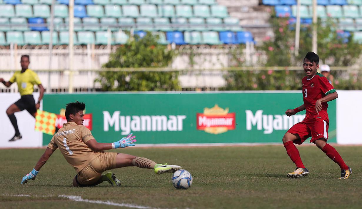 Kiper Thailand U-19, Kantaphat Manpati, mengantisipasi serangan Timnas Indonesia U-19 pada laga Piala AFF U-18 di Stadion Thuwunna, Yangon, Jumat (15/9/2017). Manpati berkali-kali mengagalkan kesempatan Indonesia. (Bola.com/Yoppy Renato)